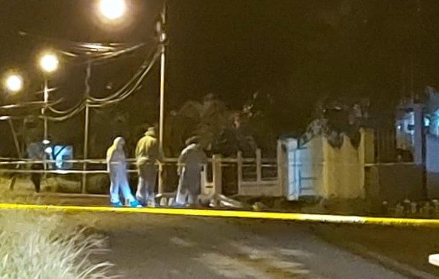 La víctima fue identificada como Jonathan Rivera de 19 años de edad, mientras que la persona herida es Omar Machuca alías "Cañón" de entre 35 y 40 años.