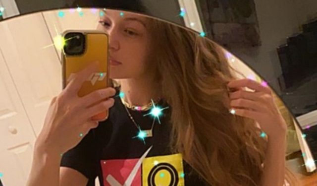 Gigi Hadid  también compartió las mismas selfies en el espejo en sus historias de Instagram. Foto: Instagram