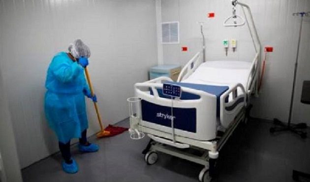 Los doctores y enfermeras se convirtieron en la primera línea de batalla para atender a la población afectada. Archivo EFE