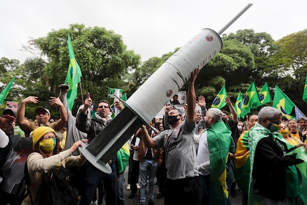 Con una temperatura más fría de lo habitual y aprovechando la tregua que dio la lluvia este domingo, la principal vía de la capital paulista se vistió de verde y amarillo, los colores que identifican a Brasil y al Gobierno del presidente brasileño, Jair Bolsonaro.