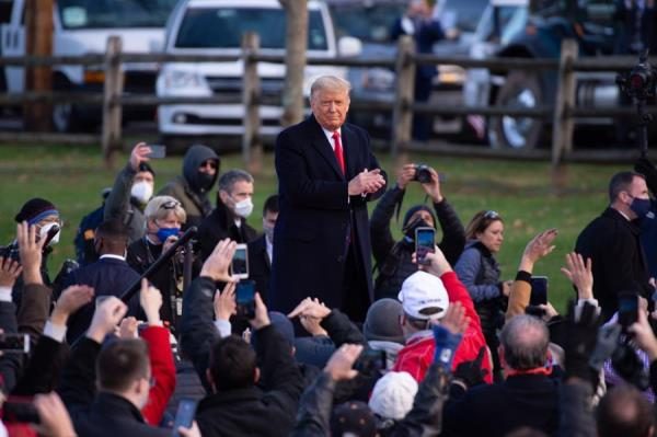 El presidente Donald Trump se expresó satisfecho con la gran afluencia de seguidores que han asistido a sus actos de campaña en los últimos días electorales y dijo sentirse "muy bien". Foto: EFE