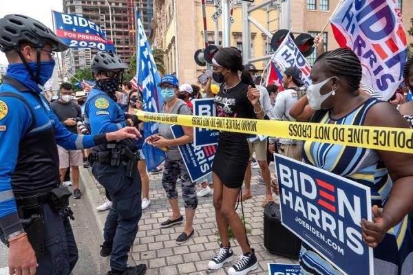 "Lo logramos" gritaban los latinos en inglés con pancartas, cazuelas y algunos con bandera de Cuba a las afueras del antiguo edificio, que acogió a los primeros exiliados cubanos tras la revolución de 1959 en la isla. Foto : EFE