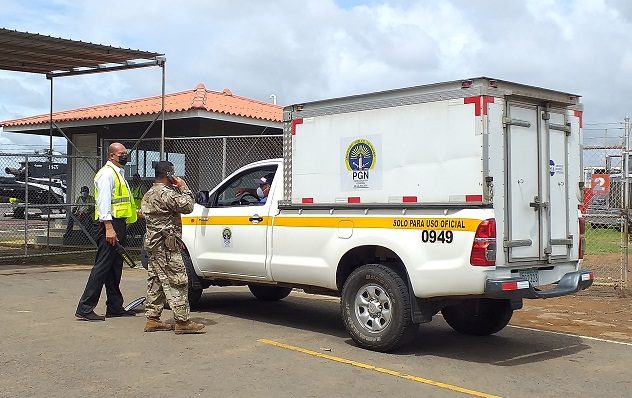 Los supuestos restos humanos fueron traslados este martes vía aérea hasta la base del Servicio Nacional Aeronaval en el aeropuerto Enrique Malek de la ciudad de David.