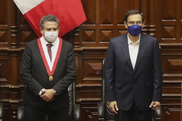 El primer vicepresidente del Congreso, Luis Valdez, fue quien tomó el juramento a Merino, quien es el vigente presidente de la Cámara, en el hemiciclo del palacio legislativo y le colocó la banda que lo identifica como jefe de Estado. Foto: EFE
