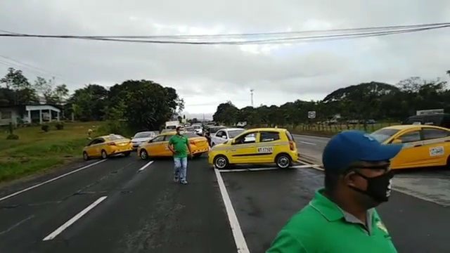 Los taxistas mantienen cerrado un paño de la vía Interamericana. Foto: Eric A. Montenegro.