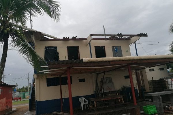 La sede del Servicio Nacional Aeronaval también resultó afectada por la voladura del techo.