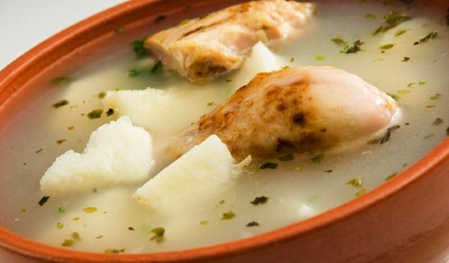Un sancocho tradicional debe llevar: gallina de patio, ñame, culantro, ajo y cebolla. Foto: Archivo