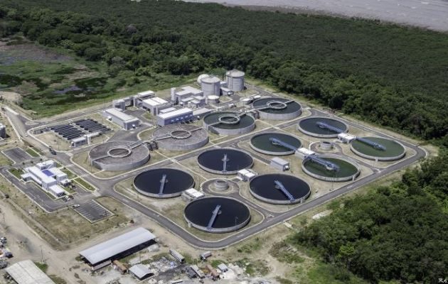 El Programa de Saneamiento de Panamá se encarga del saneamiento de la Bahía de Panamá, ríos y el tema de alcantarillados.