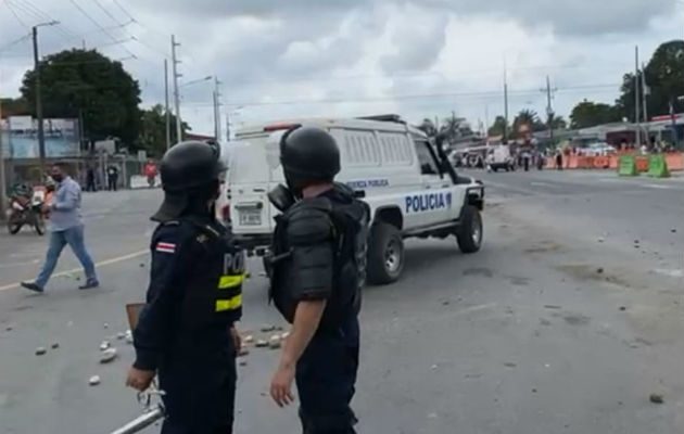 Los manifestantes tiraron piedras en contra de las unidades policiales ticas. Foto: Mayra Madrid