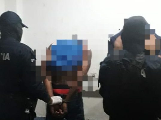 En las últimas horas, se informó de la detención de dos personas en la comunidad de San Pedro, con armas de fuego y municiones, en operativos desarrollados por la zona de Policía de Colón en coordinación con el Ministerio Público.