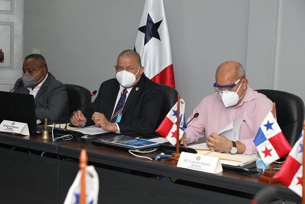 La Comisión de Presupuesto de la Asamblea Nacional es presidida por Benicio Robinson (centro).