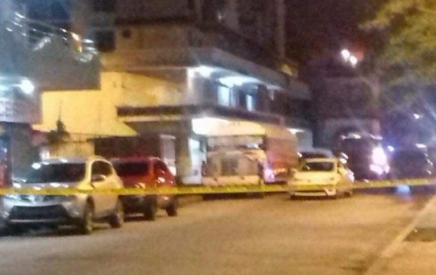 Todo el perímetro fue acordonado por los investigadores para recoger los casquillos de bala en el piso, identificar a potenciales testigos que permitan y dar con otras evidencias.