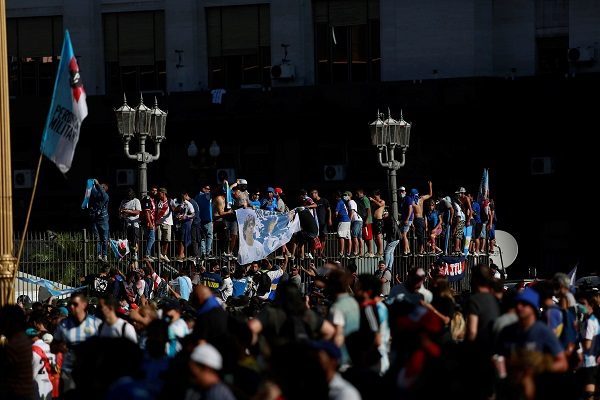Simpatizantes de Maradona expresan su afecto al astro argentino: Foto:EFE