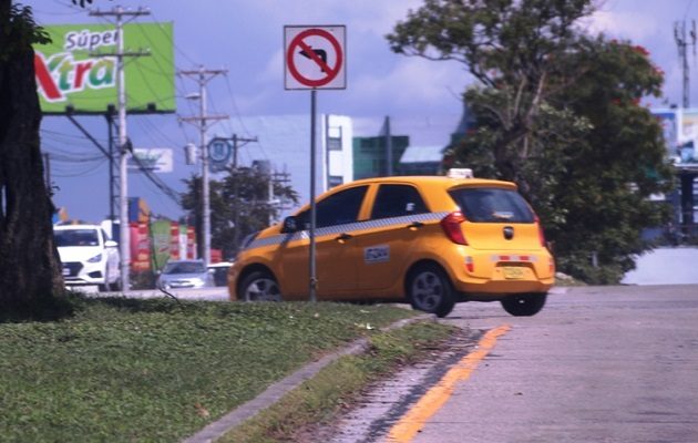 Los taxistas protestaron para que la medida se mantuviera.