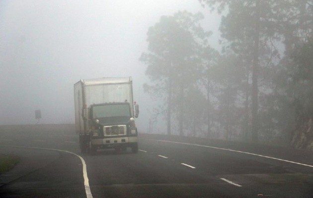 Miles de damnificados que dejaron las tormentas Iota y Eta en el norte de Honduras sobreviven en las medianas de autopistas. Foto:EFE
