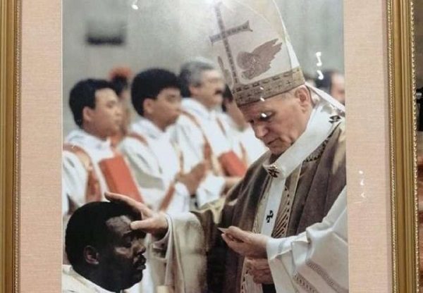 San Juan Pablo II consagró al obispo.