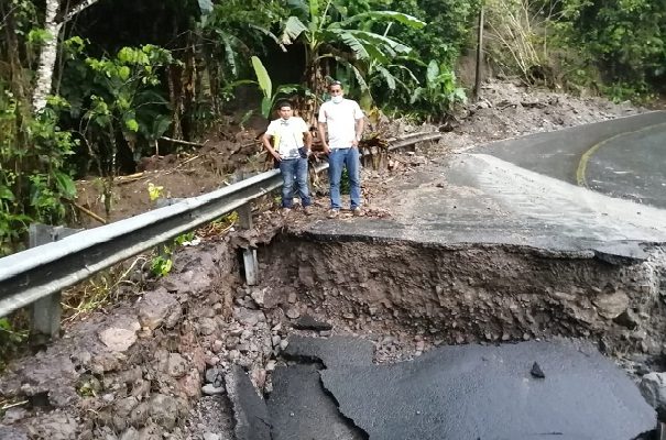 Las fuertes lluvias que cayeron sobre la zona también provocaron este jueves el  desbordamiento de los ríos Guisado y Colorado, afectando varios tramos de la carretera hacia Volcán.