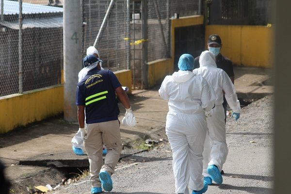 Según los primeros informes de las autoridades, el cuerpo se encontraba debajo de cartones y restos de madera.