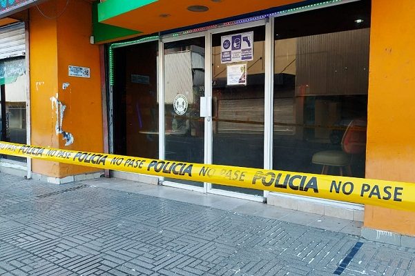 La Policía Nacional llevó a cabo una serie de operativos y además hay dos personas bajo investigación por este asalto a mano armada.
