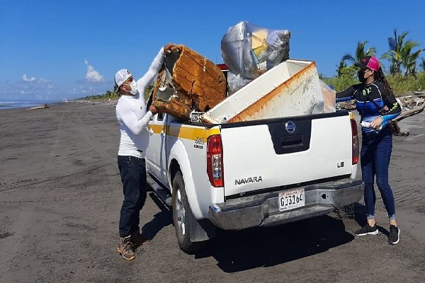 Entre las cosas que se encontraron destaca: neveras, llantas y televisores, los cuales fueron arrastrados por las corrientes hasta quedar en el banco de arena.  