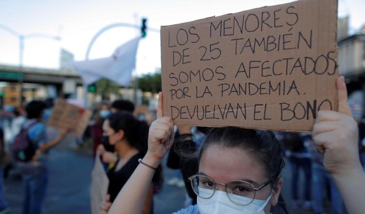 El vale es de $100 mensuales y solo cubre alimentación y medicamentos. Con el decreto, se permitiría utilizarlo para pagar metro y metrobús. Foto de EFE