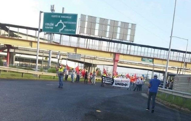 La protesta se desarrolló en los Cuatro Altos, lo que generó un tranque vehicular, tanto en la carretera Boyd Roosevelt como en la autopista Panamá-Colón.