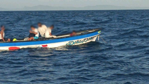 La embarcación "Doña Dene" presentó desperfectos mecánicos en el mar.
