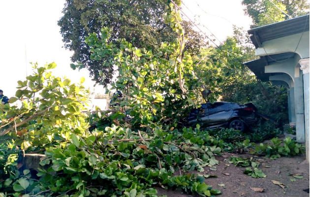 El auto quedó a poca distancia de la vivienda. Foto: Thays Domínguez