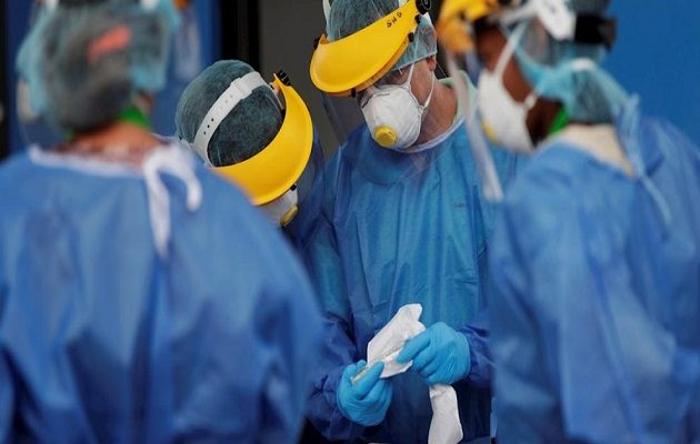 Personal médico sigue en la primera línea de batalla contra la COVID-19.