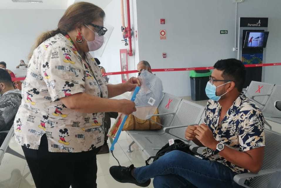 Entregaron caretas facial Aeropuerto Marcos A. Gelabert.