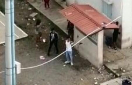La policía capturó a una persona con un arma.