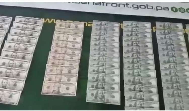 Parte del dinero que ha sido incautado por las autoridades de policía del país. Archivo.