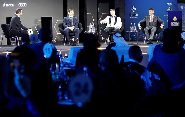 Iker Casillas, que volvió al club, recibió un premio especial.
