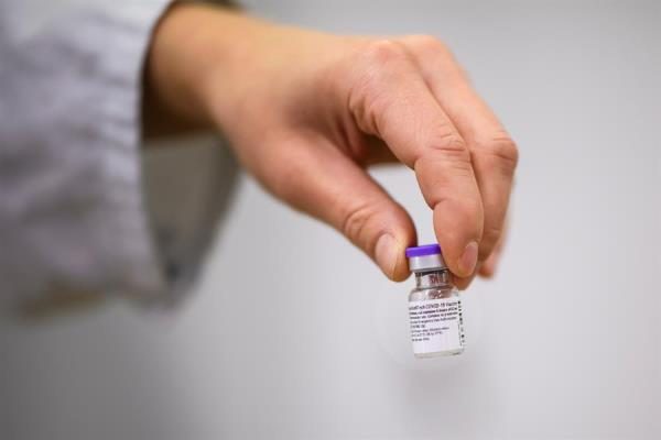 Entregan 9,750 primeras vacunas de Pfizer/BioNTech.