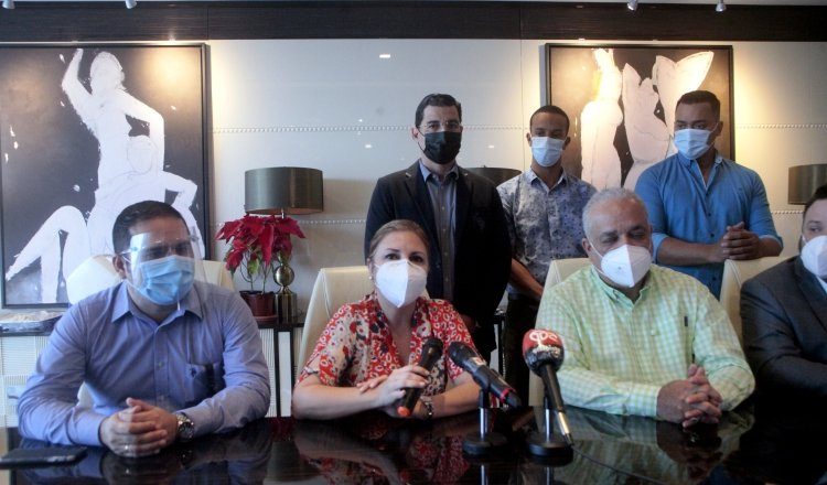 Miembros de la junta directiva de Realizando Metas ayer durante la conferencia de prensa.