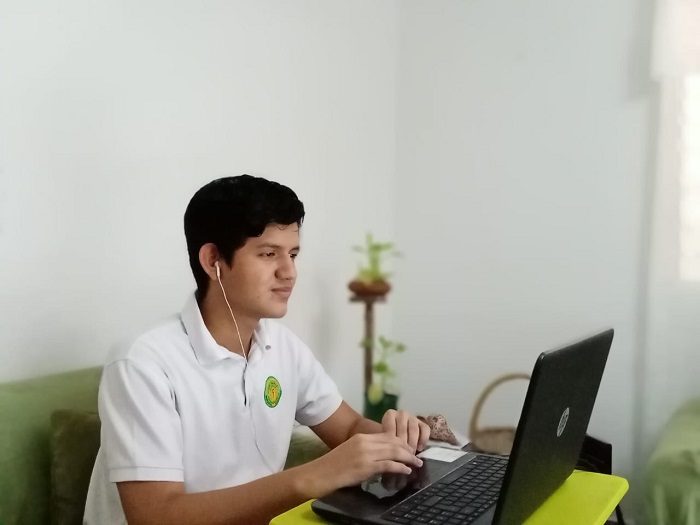 Los estudiantes graduados son tanto del sector oficial como particular.