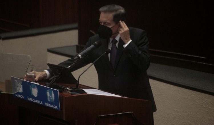 El hablar más de una hora, con mascarilla, obligó al presidente Laurentino Cortizo a realizar varias pausas para tomar agua.  Foto de Víctor Arosemena