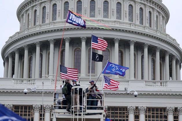 Los seguidores del presidente Donald Trump irrumpieron en el pleno de la Cámara Baja estadounidense. Foto: EFE