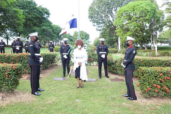 La viceministra de Gobierno, Juana López, encabezó los actos en el Jardín de Paz.