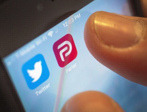 Google, el pasado viernes, quien retiró la aplicación de Parler de su tienda virtual. Foto:EFE