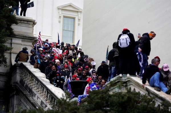 Seguidores del presidente de Estados Unidos, Donald Trump, irrumpieron en el Capitolio. EFE