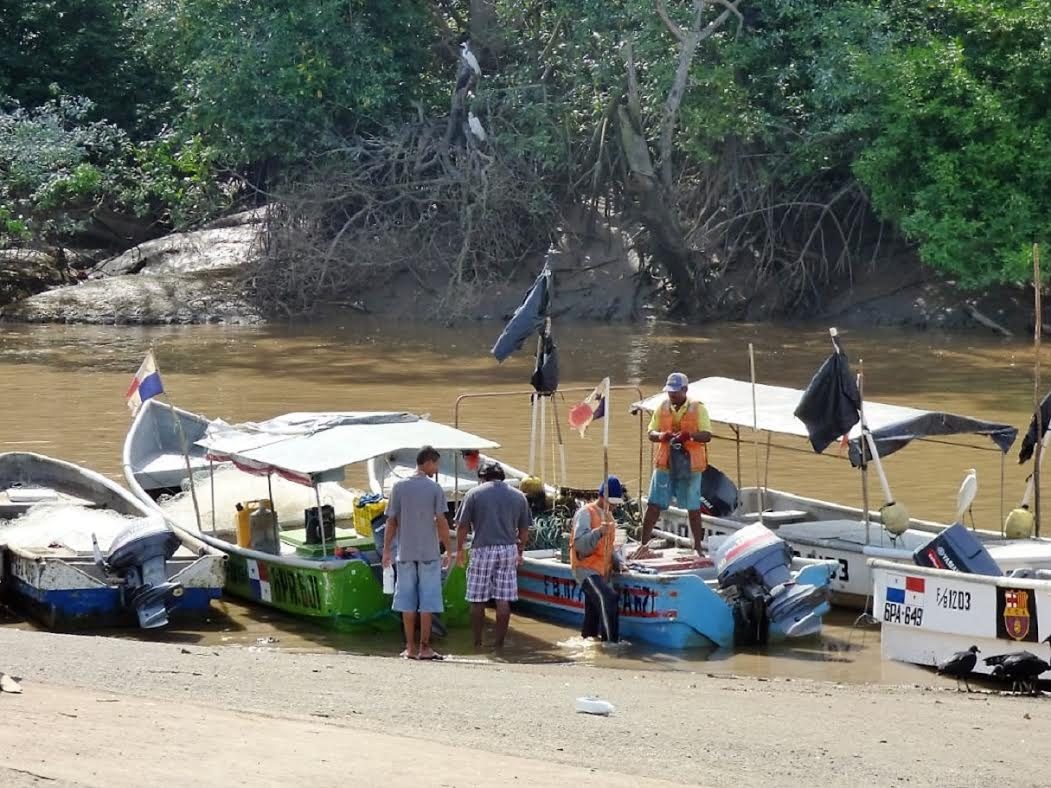 En la reunión se instó a los pescadores a constituirse en cooperativas.