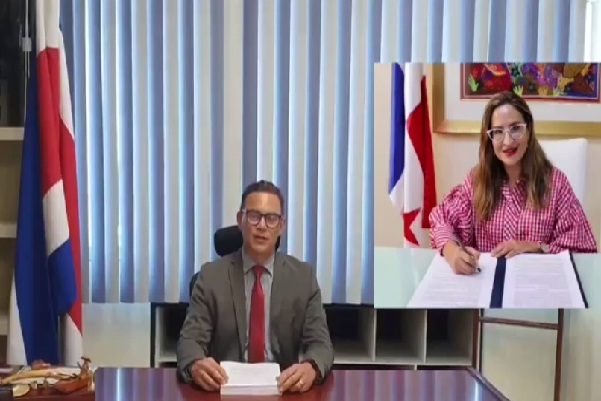 Carlos Daniel Carrasco, de Incopesca, firmó el memorándum de entendimiento con la Arap.