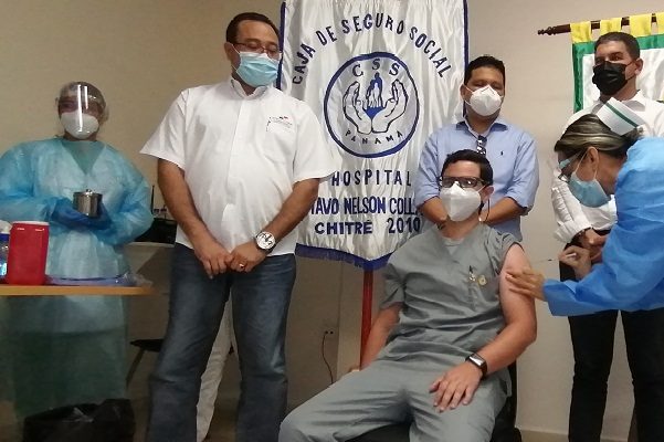 Los primeros vacunados en Herrera fueron dos médicos, una enfermera y un camillero, quienes laboran en la sala de Cuidados Intensivos del hospital Gustavo Nelson Collado. 