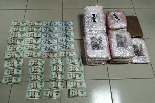 Droga, presuntamente marihuana, y alrededor de 1,700 dólares en efectivo fue lo que le encontraron a la técnica de enfermería en su automóvil.