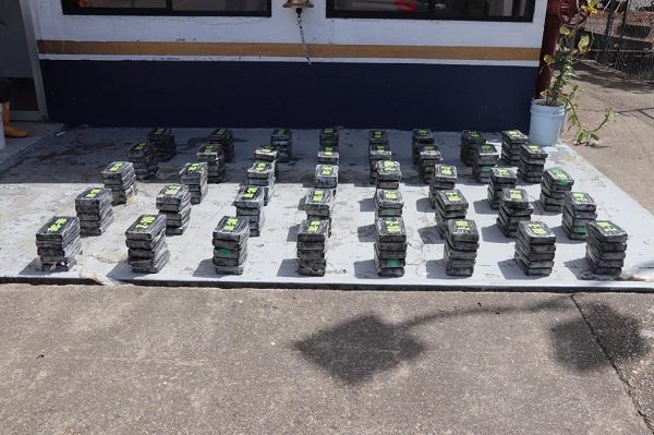 Las autoridades contabilizaron cinco bultos que contenían 200 paquetes de sustancias ilícitas aún por determinar.