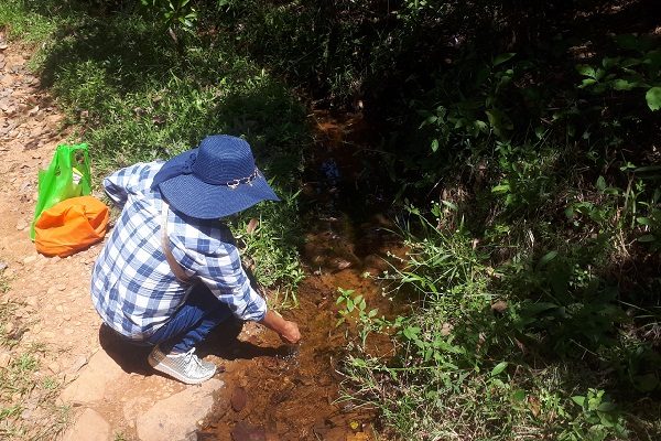Niños y adultos de La Lima beben agua de quebradas y ríos.