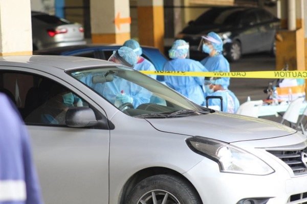 A la fecha en los autos rápidos de hisopados que han sido instalados en diferentes puntos estratégicos, se han realizado 11 mil 906 pruebas y en los Centros de Salud 20 mil 932, a estos puestos no sólo acuden personas en sus vehículos, sino a pie también.