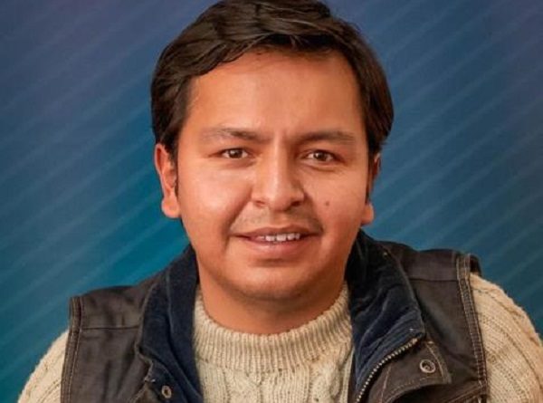 Nelzon V. mientras muestra el billete ganador del primer sorteo de la Lotería Nacional de Bolivia