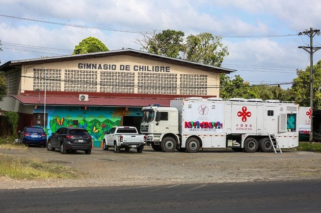La clínica móvil fue ubicada en las instalaciones del Gimnasio de Chilibre. 